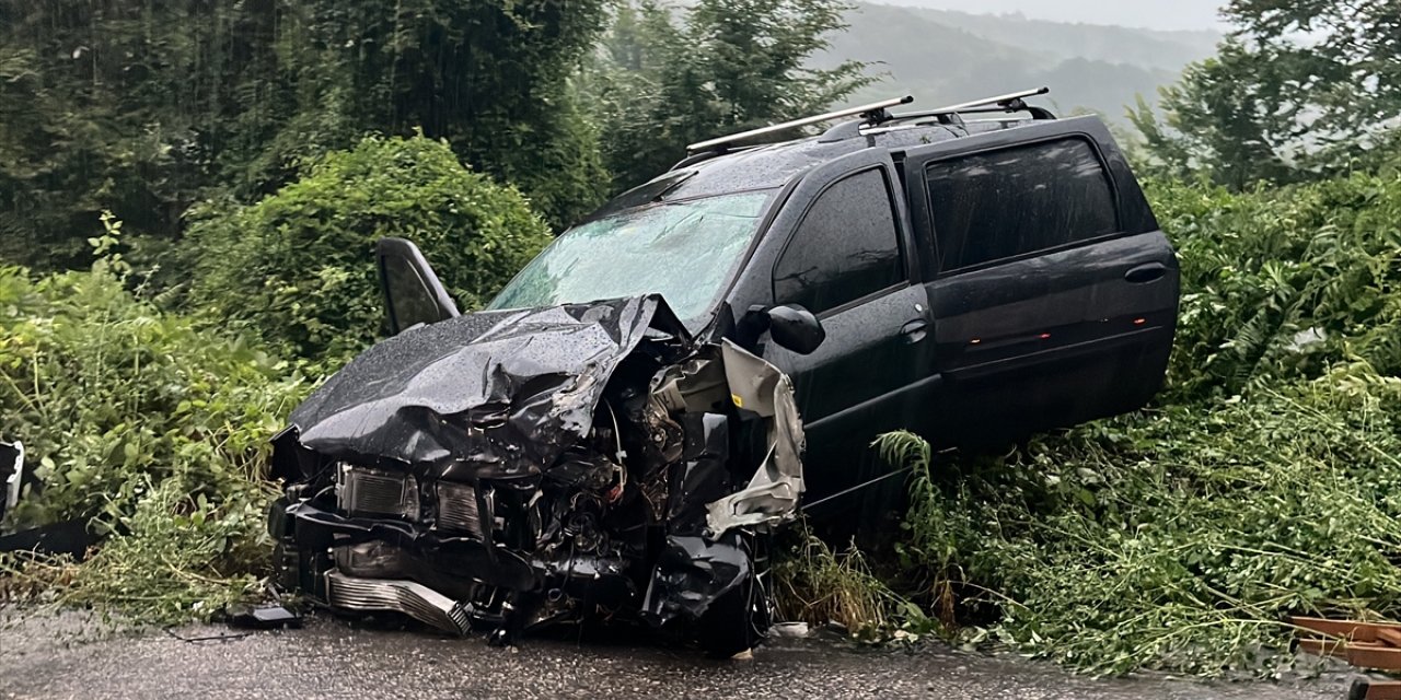 Sakarya'da zincirleme trafik kazasında 6 kişi yaralandı
