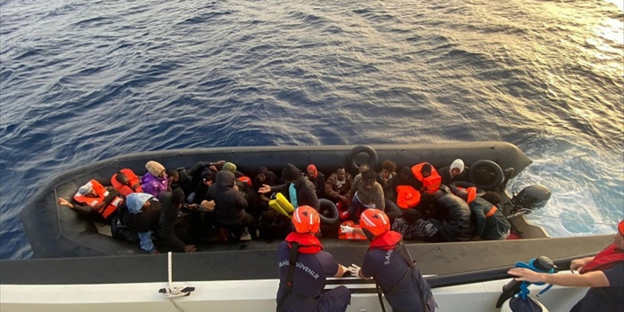 İzmir açıklarında 33 düzensiz göçmen yakalandı