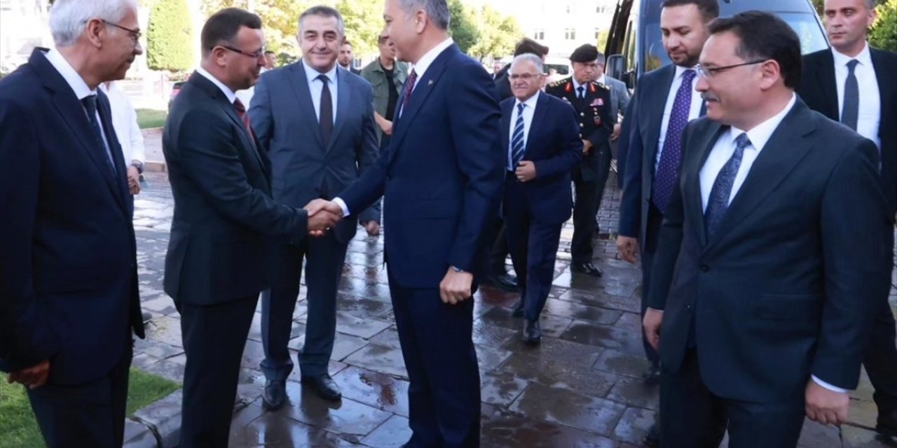 İçişleri Bakanı Yerlikaya, Kayseri'de ziyaretlerde bulundu