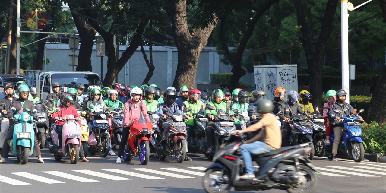 Endonezya'nın başkenti Cakarta'da trafikten bunalanların imdadına motosikletler yetişiyor