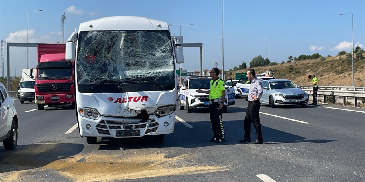 Başakşehir'de kamyonete çarpan midibüsün sürücüsü yaralandı