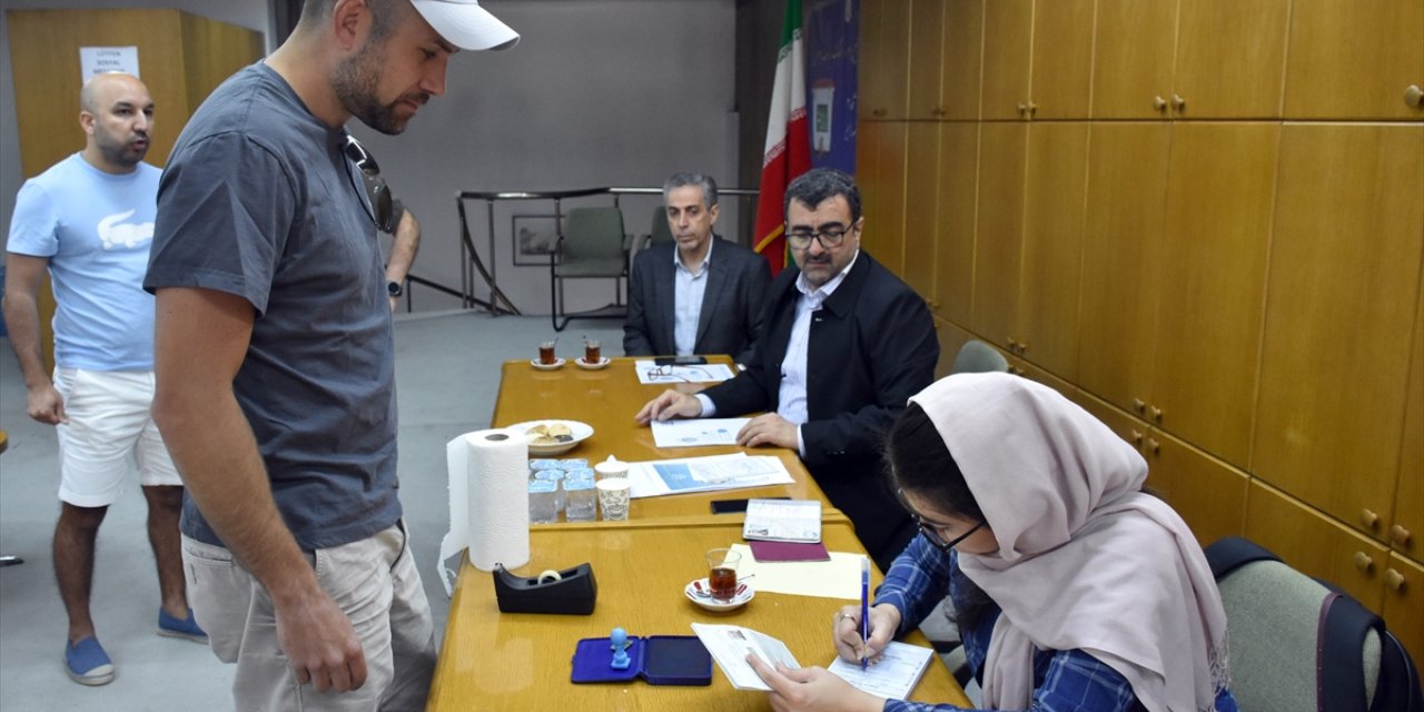 İzmir'deki İranlılar ülkelerindeki cumhurbaşkanlığı seçimleri için oy kullandı