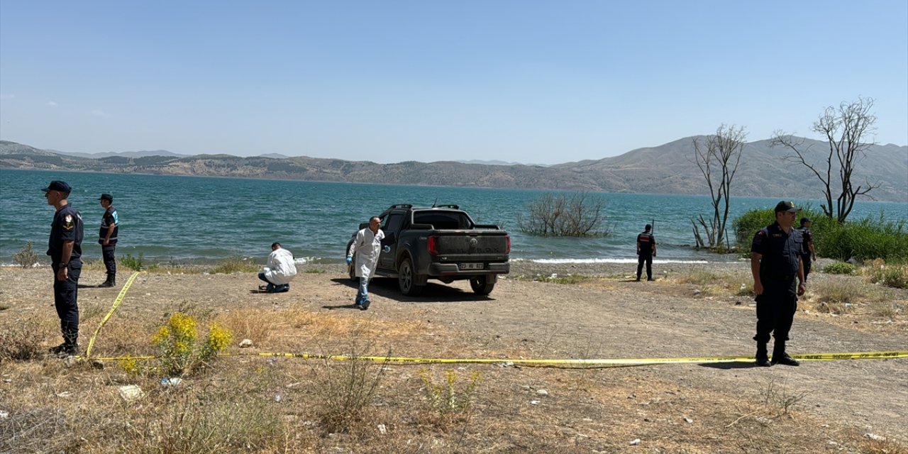 Elazığ'da biri kadın 2 kişi kamyonette ölü bulundu