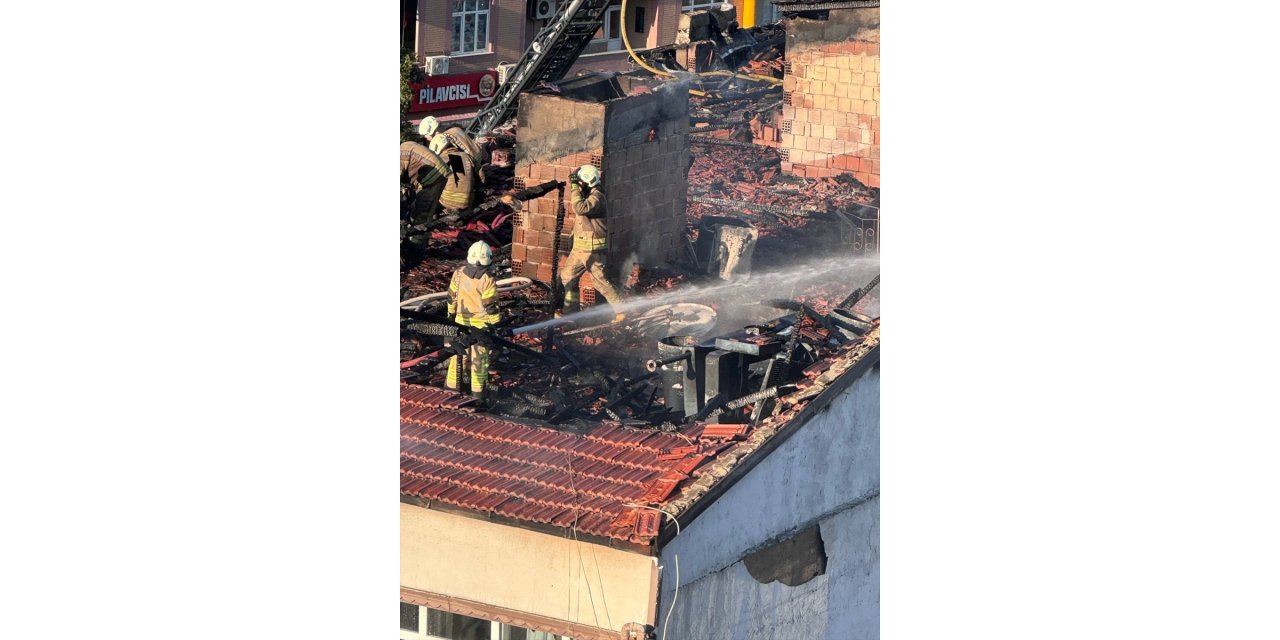 Eyüpsultan'da 3 katlı binanın çatısında çıkan yangın söndürüldü