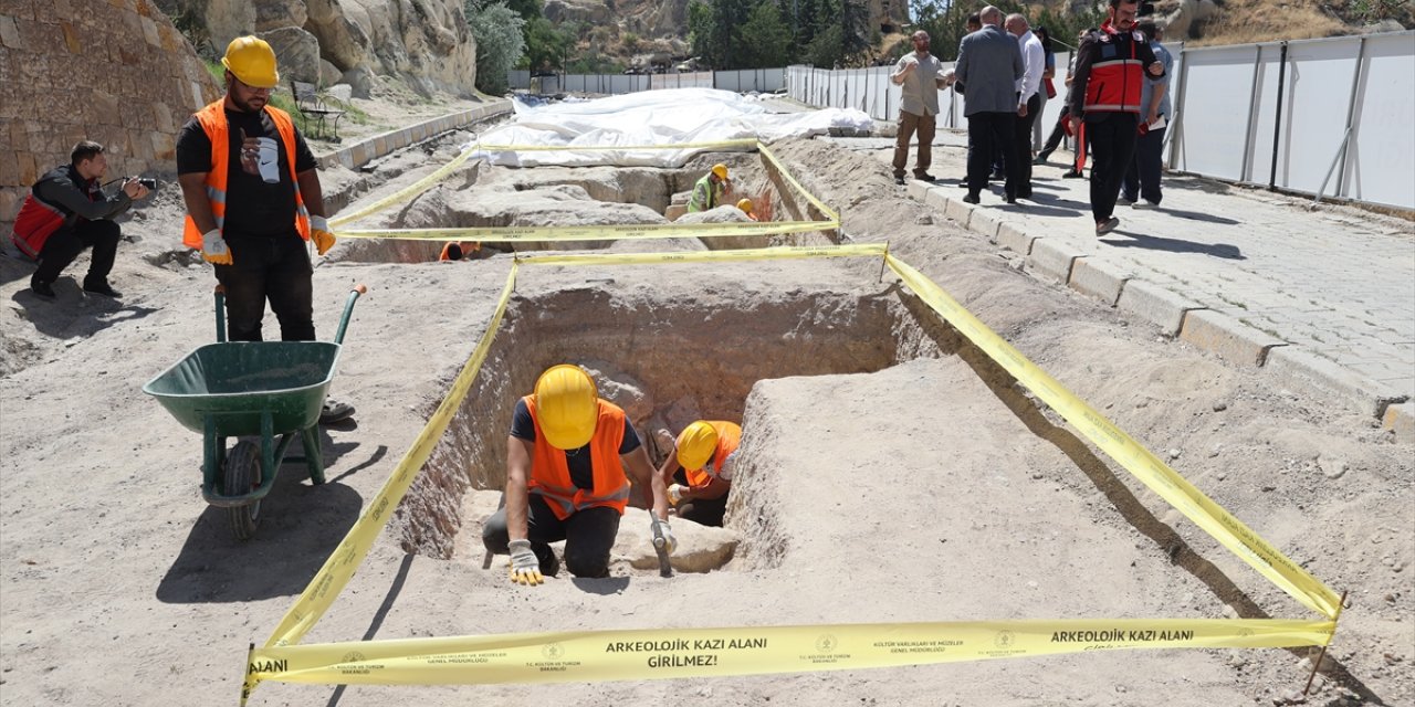 Kapadokya'da ulaşıma kapatılan kara yolunun altından nekropol çıktı