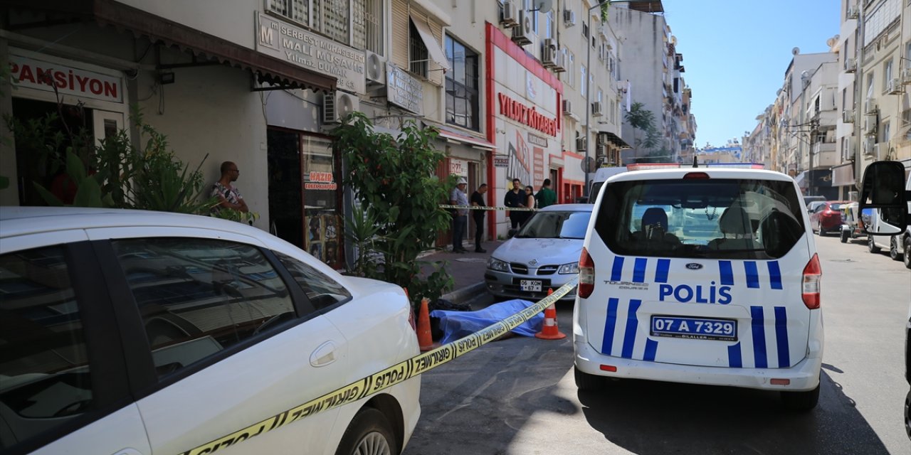 Antalya'da bir kişi kaldığı pansiyonun önünde ölü bulundu