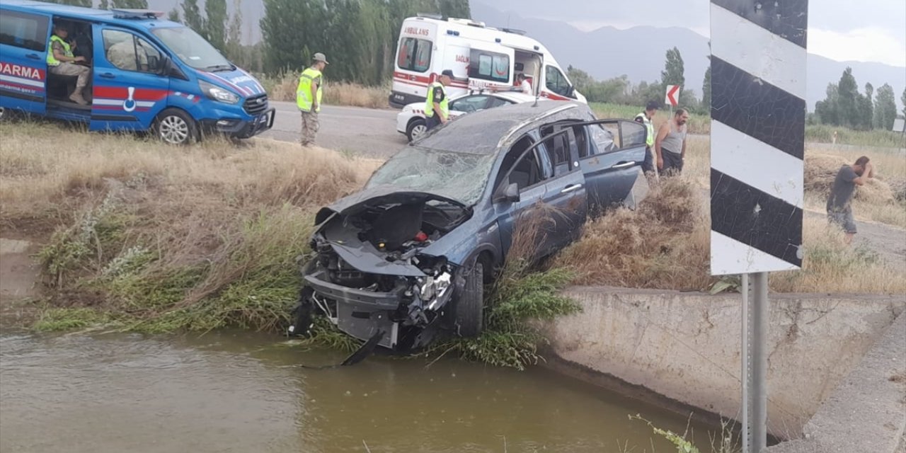 Erzincan'da sulama kanalına düşen araçtaki 5 kişi yaralandı