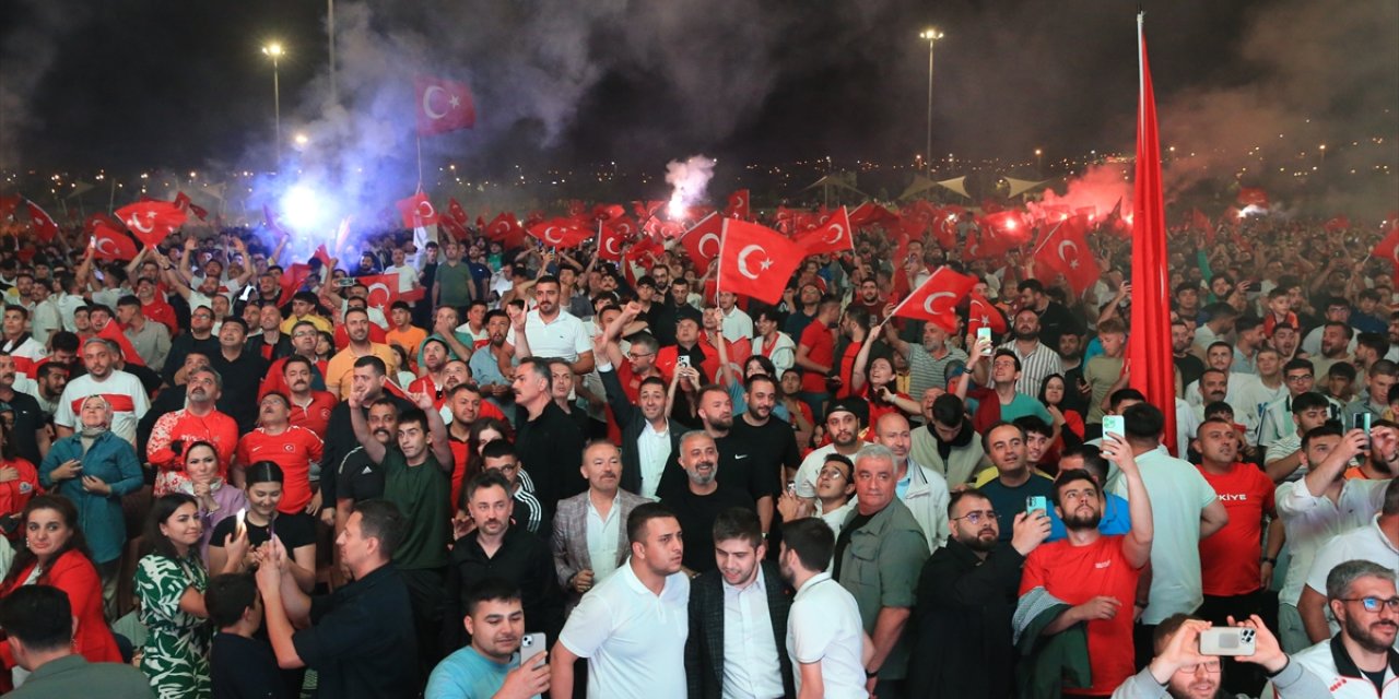 Kayseri'de Hollanda-Türkiye maçı dev ekrandan izlendi