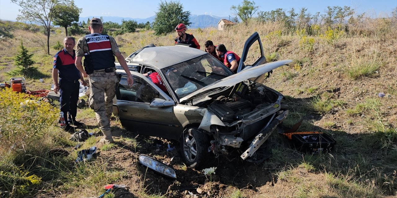 Erzincan’da devrilen araçta sıkışan 4 kişiyi itfaiye kurtardı
