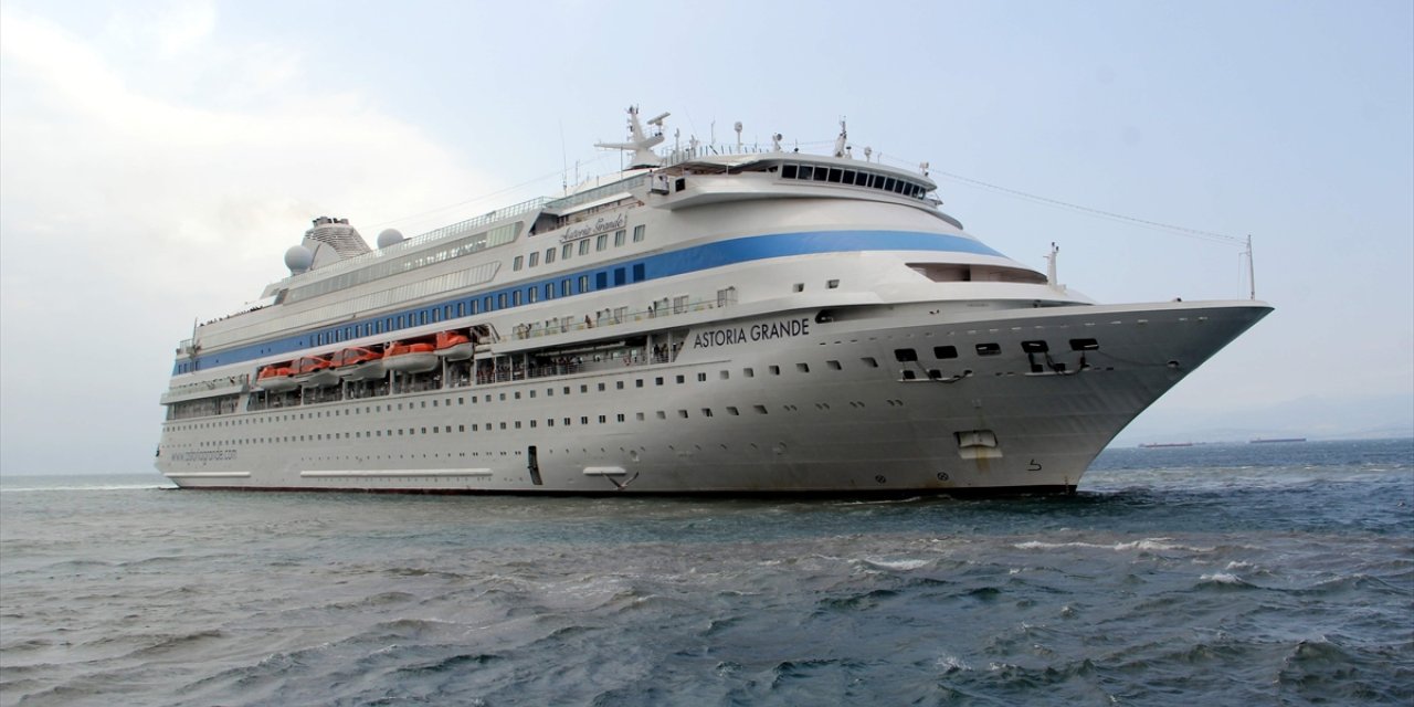 "Astoria Grande" kruvaziyeri 825 yolcusuyla Sinop'a geldi