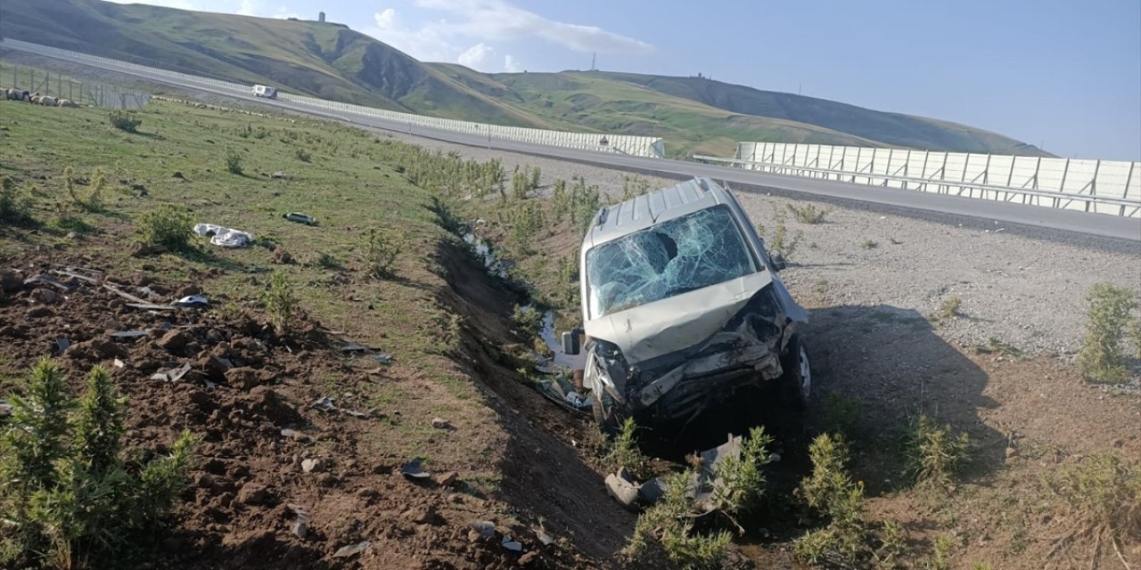 Ağrı'da devrilen hafif ticari araçtaki 7 kişi yaralandı