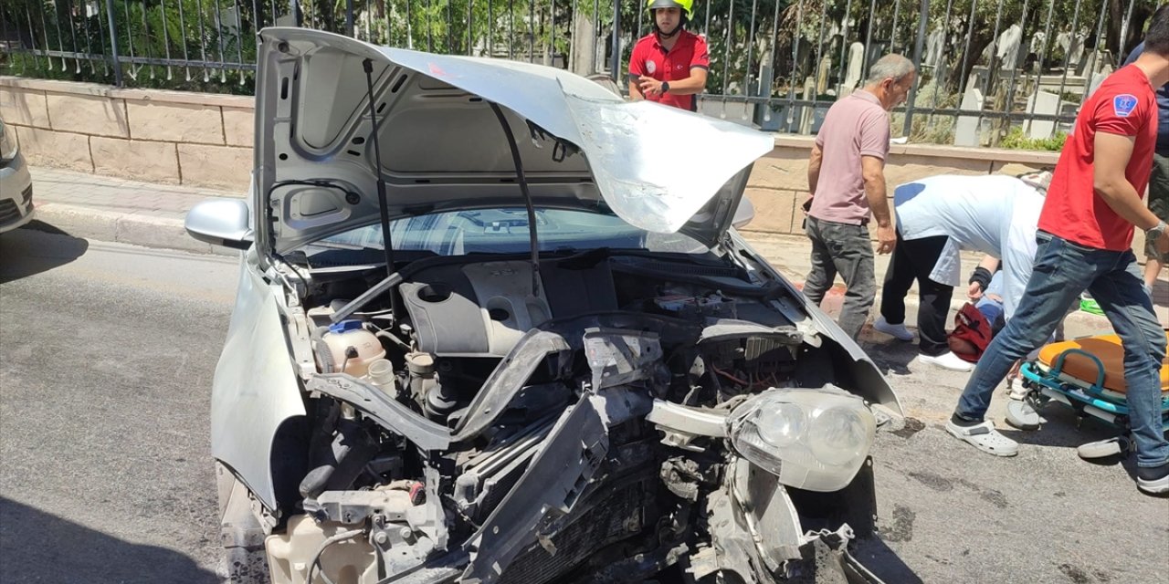 Mersin'de elektrik direğine çarpan otomobildeki 2 kişi yaralandı