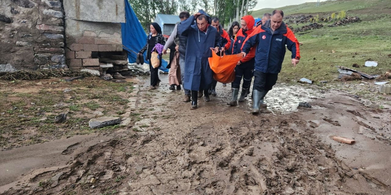 Erzurum’da tarım arazileri ve evlerin zarar gördüğü selde 4 kişi yaralandı