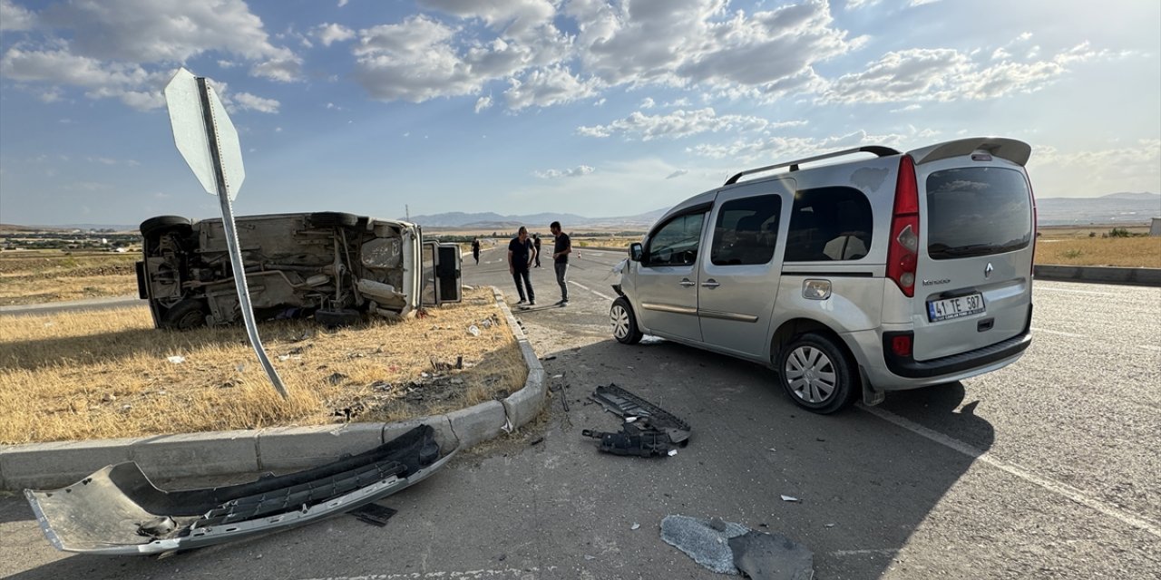 Elazığ'da aynı kavşakta meydana gelen iki farklı kazada 8 kişi yaralandı