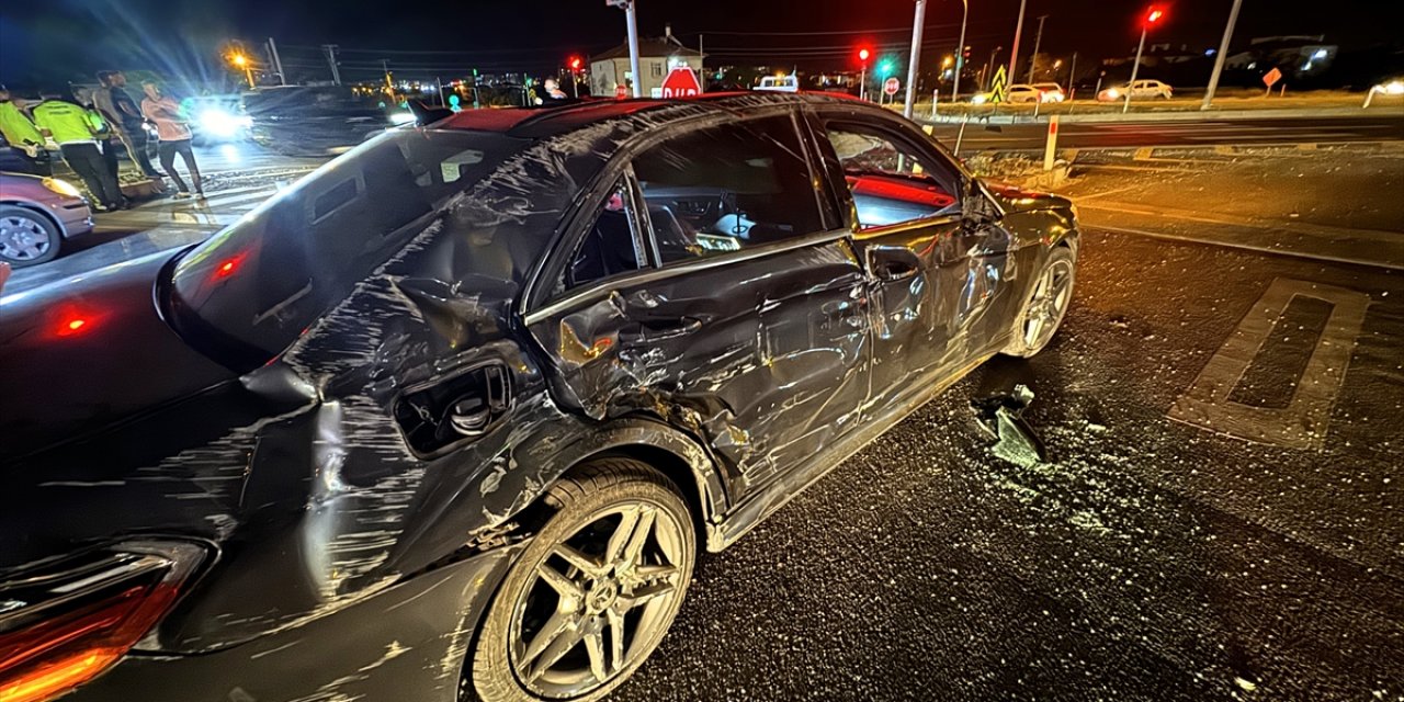 Aksaray'da otomobil ile tır çarpıştı, 6 kişi yaralandı