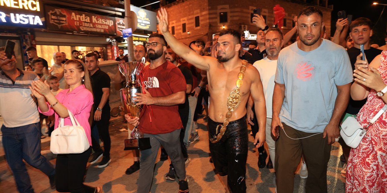 Edirne'de vatandaşları selamlayan Zeybek, "pehlivan hamamı" geleneğini sürdürdü