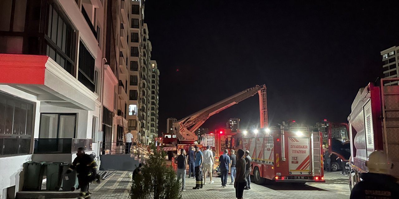 Diyarbakır'da bir binada çıkan yangında 4 kişi dumandan etkilendi