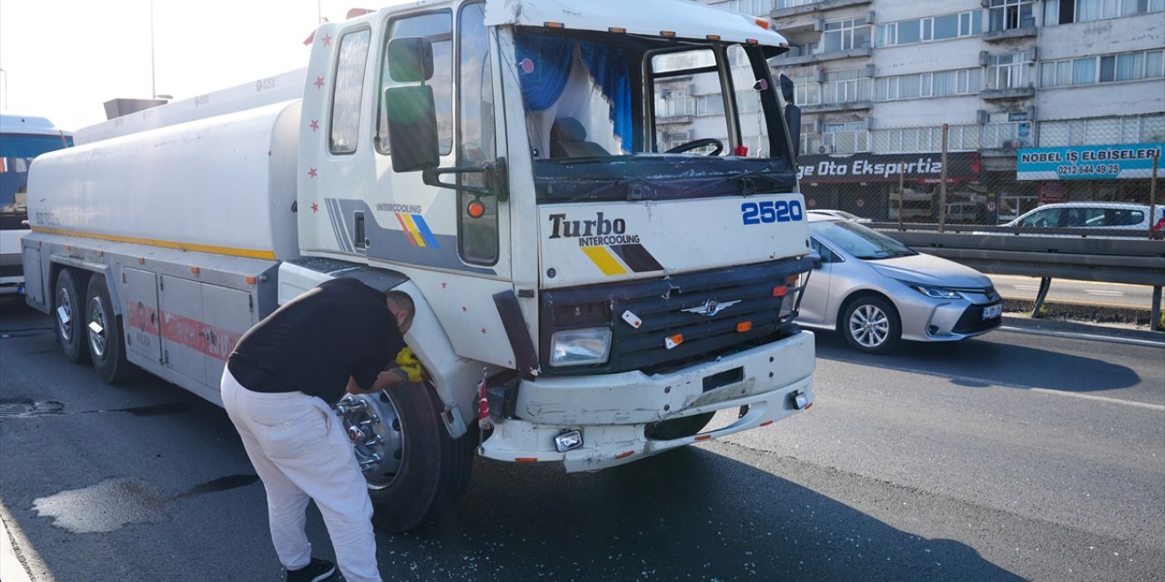 Küçükçekmece'de 4 aracın karıştığı zincirleme kazada 13 kişi yaralandı