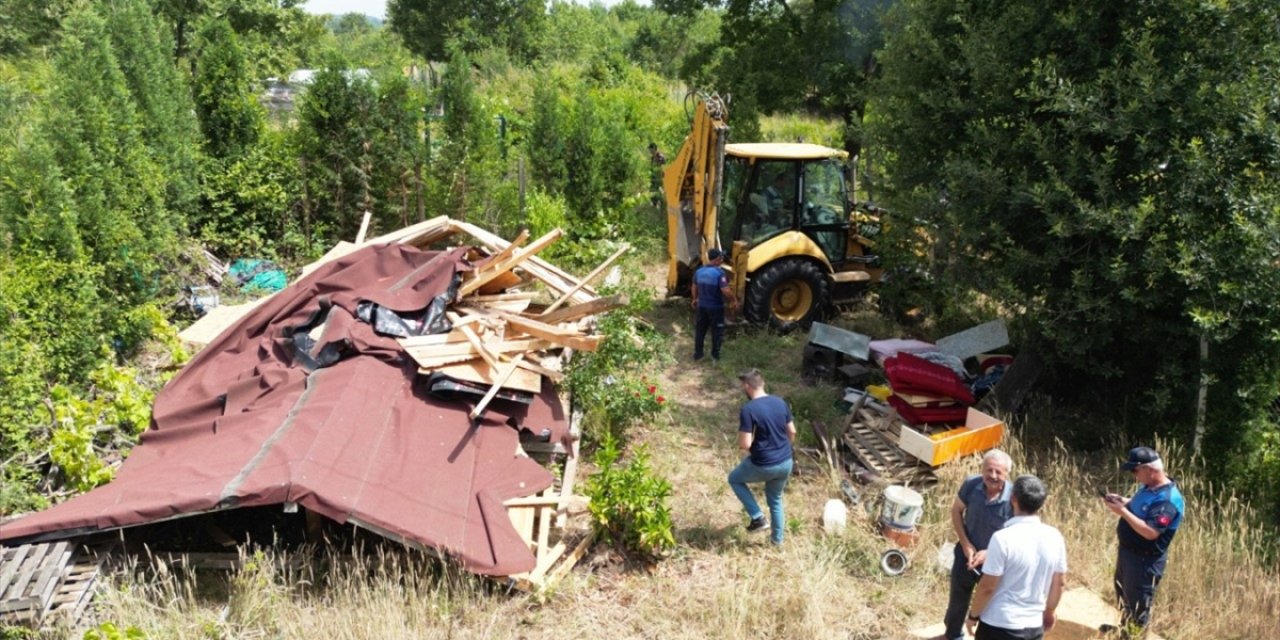 Kocaeli'de ruhsatsız 11 yapı yıkıldı