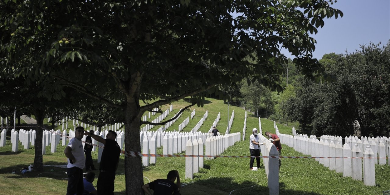 Srebrenitsa'da toprağa verilecek 14 soykırım kurbanı için mezar yerleri kazıldı