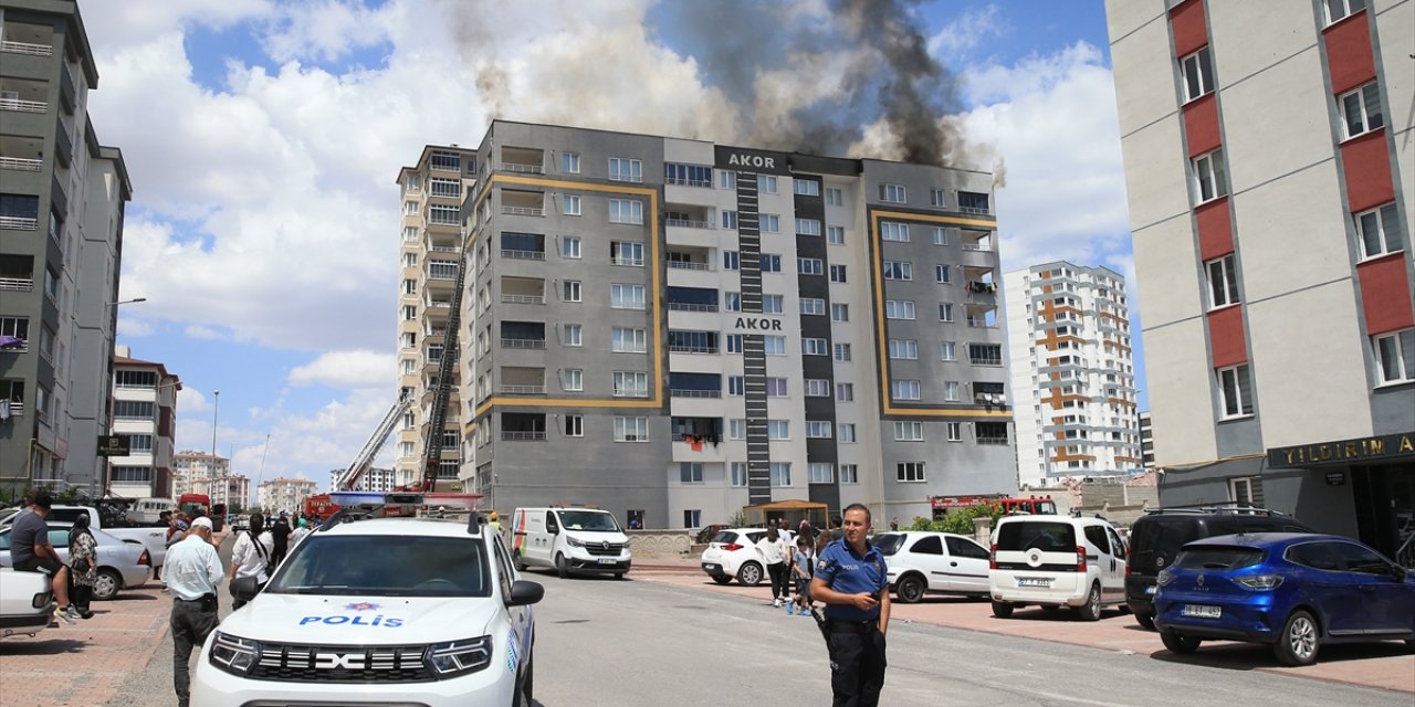 Kayseri'de apartmanın çatısında çıkan yangın söndürüldü