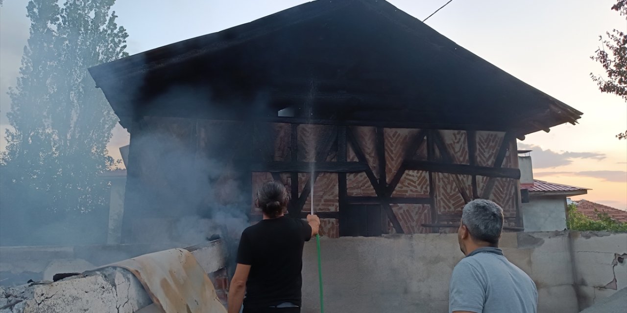 Kastamonu'da çıkan yangında 2 ev, samanlık, ahır, traktör ve ambarlar zarar gördü