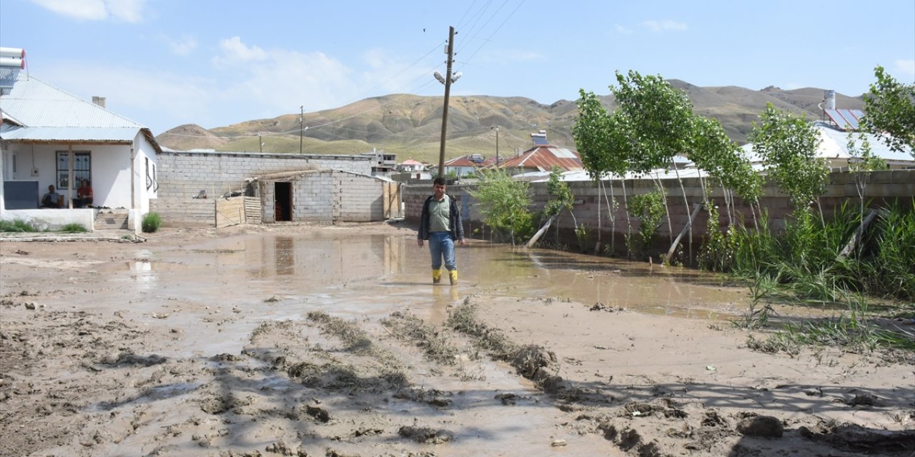 Van'da taşkından zarar gören mahallede çalışmalar sürüyor