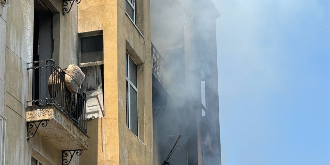 GÜNCELLEME - Beyoğlu'nda metruk binada çıkan yangın söndürüldü