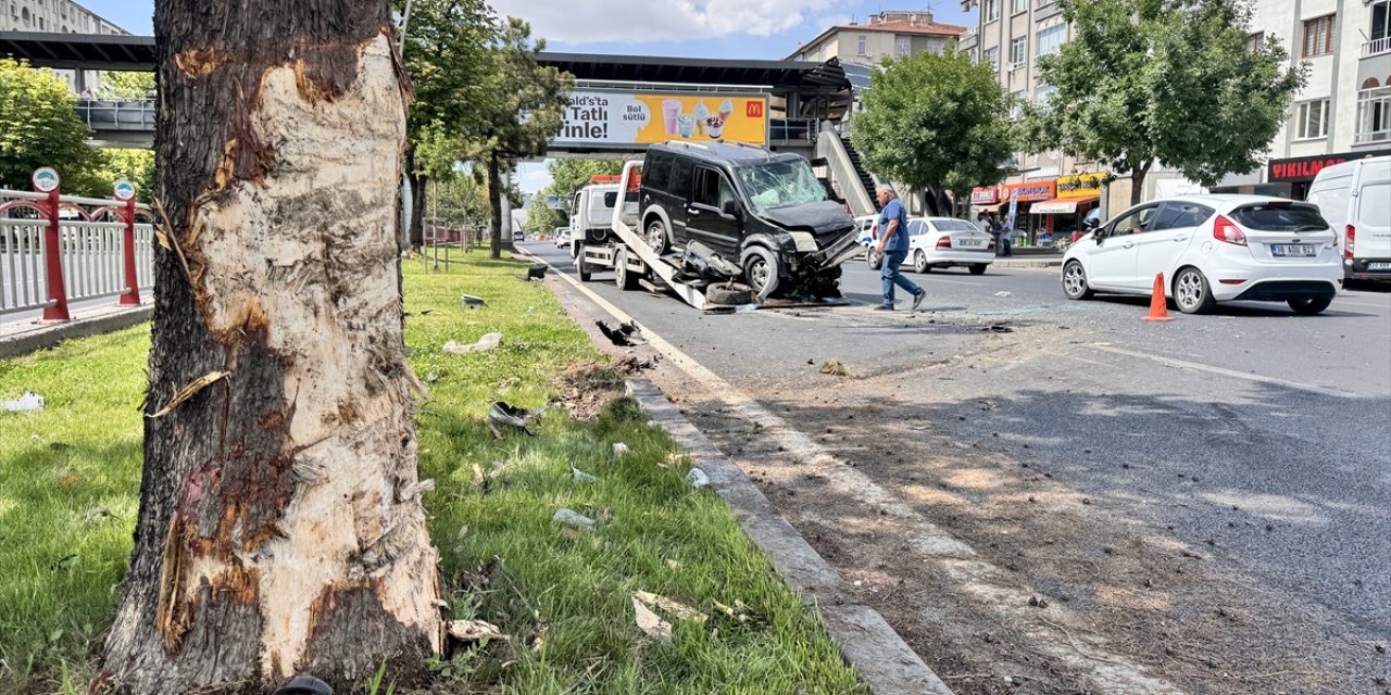 Kayseri'de ciple çarpışan hafif ticari araçtaki 2 kişi yaralandı