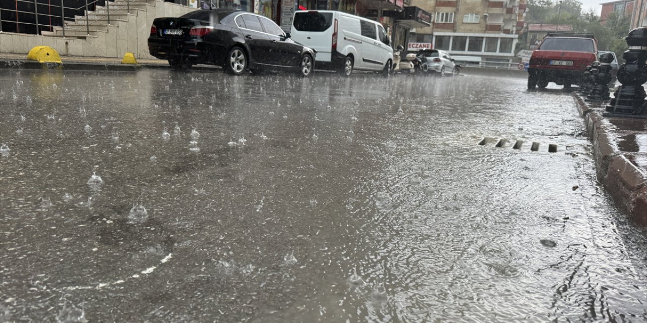 Çankırı'da sağanak nedeniyle bazı ev ve iş yerlerini su bastı