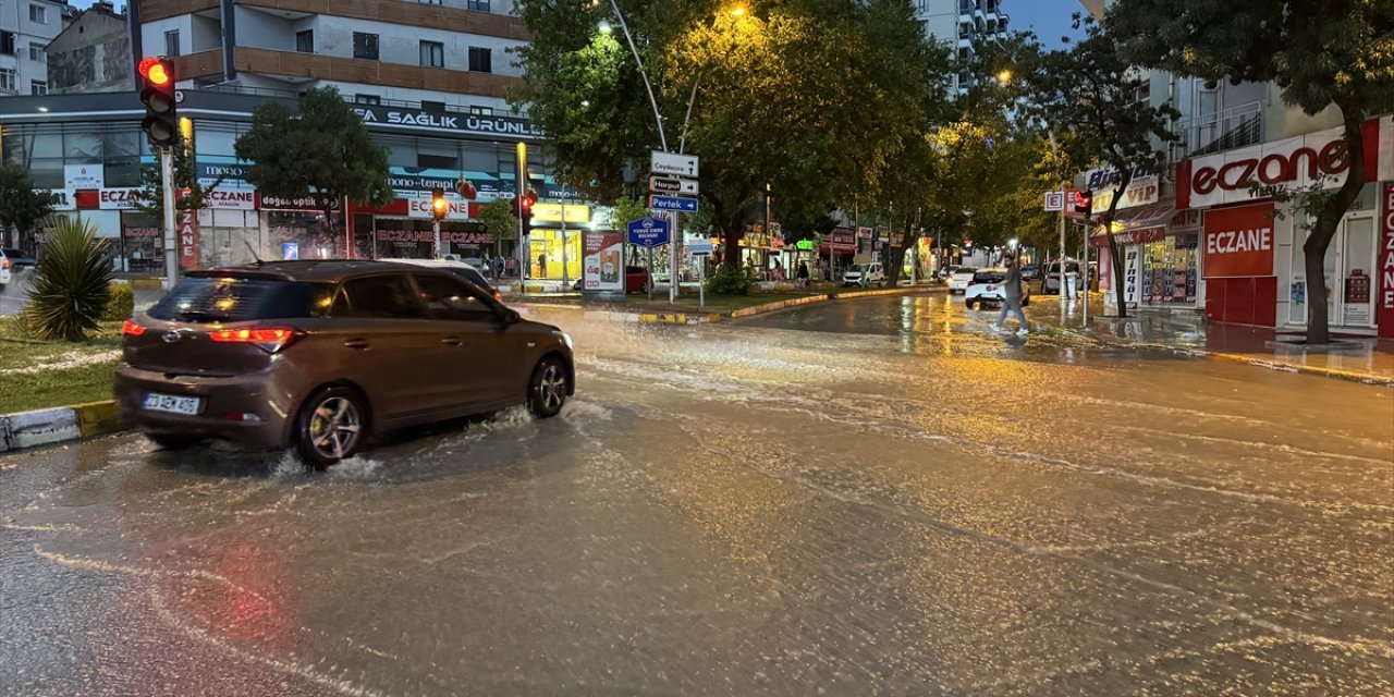 Elazığ'da sağanak hayatı olumsuz etkiledi