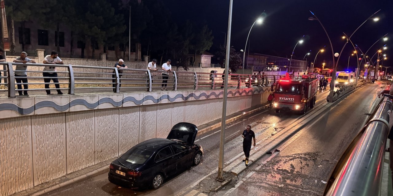 Elazığ'da sağanak sonrası alt geçitte mahsur kalan otomobildeki 4 kişi kurtarıldı