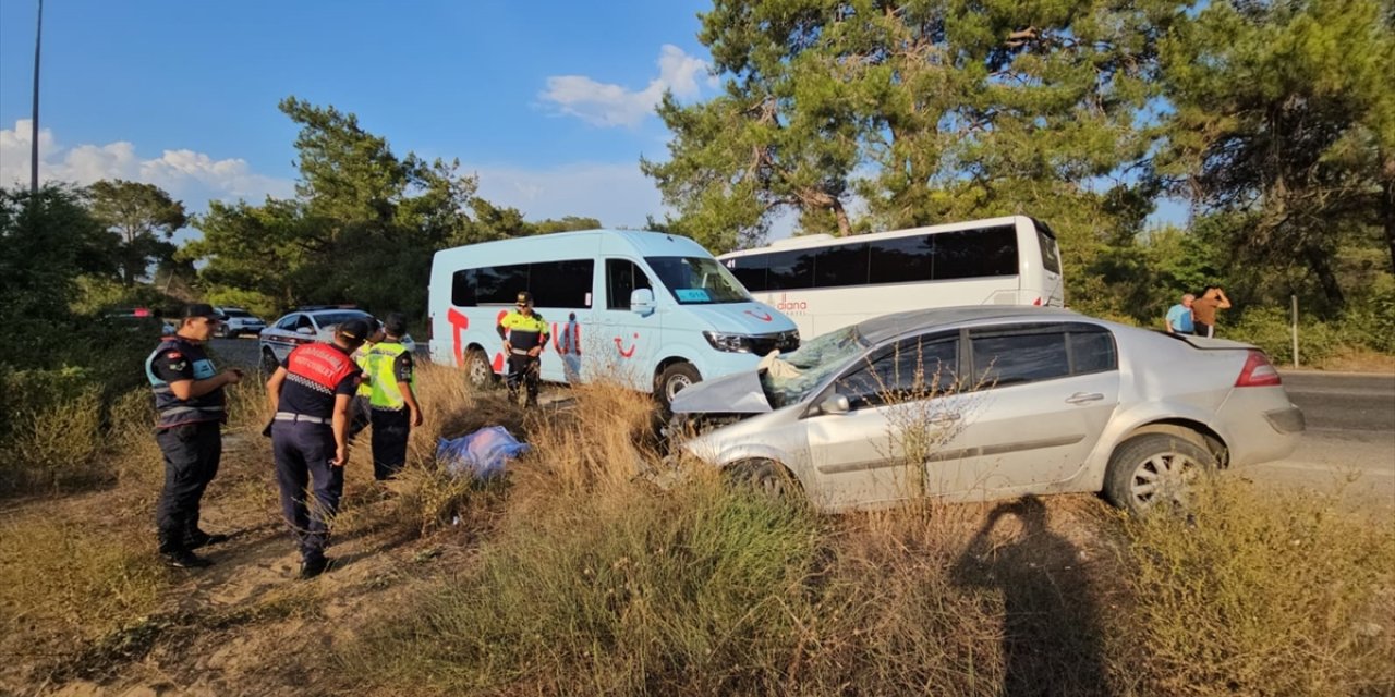 Antalya'da otobüsle çarpışan otomobilin sürücüsü öldü