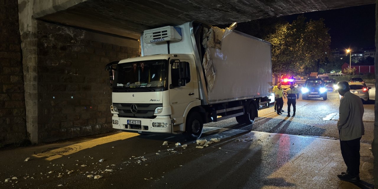 Erzurum'da alt geçitte sıkışan kamyondaki 2 kişi yaralandı