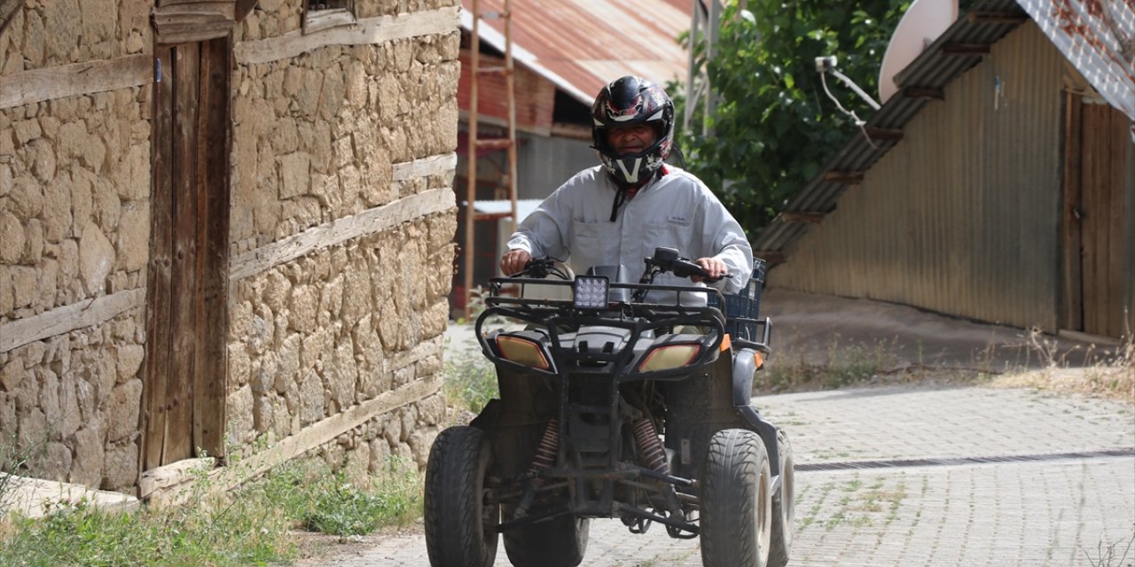 Erzincan'da 40 yıllık muhtar "Şükrü dede" köyün işlerine ATV'siyle yetişiyor