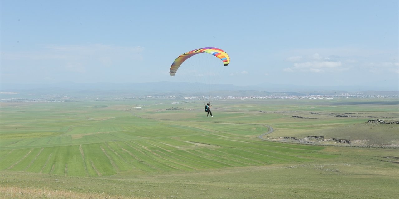 Kars'ın yamaç paraşütü pilotları şehre yeni bir soluk getiriyor