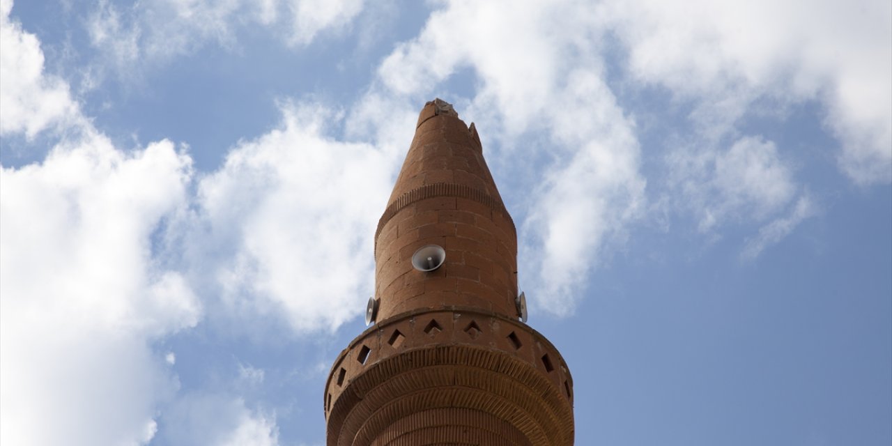 Bitlis'te yıldırım düşen caminin minaresi zarar gördü, müezzin hafif yaralandı