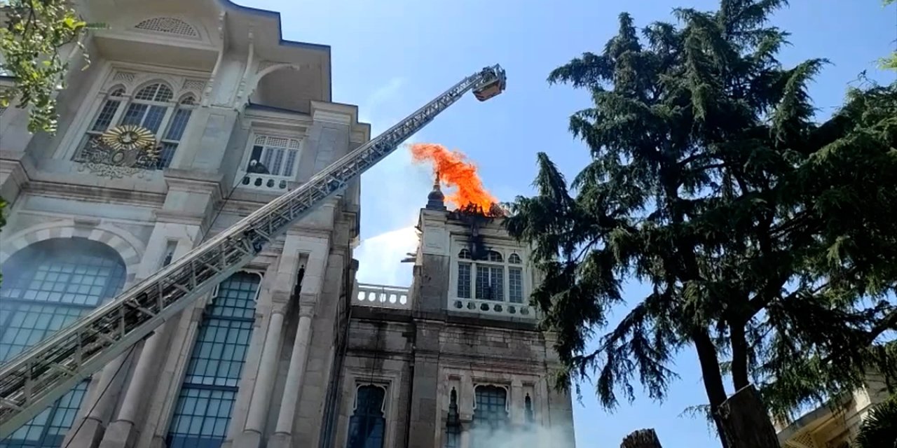 Sağlık Bilimleri Üniversitesi binasının çatı katında yangın çıktı