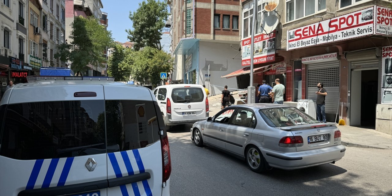 Kocaeli'de buzdolabı motorunun patlaması sonucu 2 kişi yaralandı