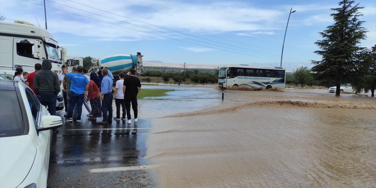 Niğde'de sağanak hayatı olumsuz etkiledi