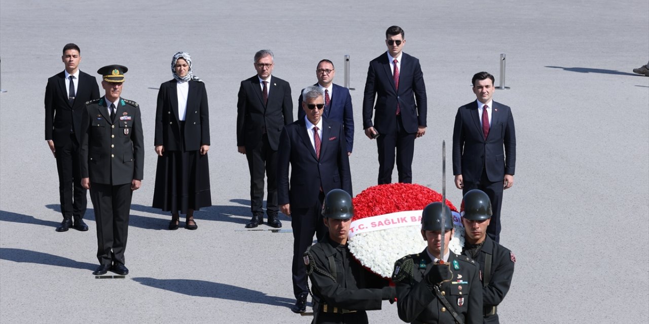 Sağlık Bakanı Memişoğlu, Anıtkabir'i ziyaret etti