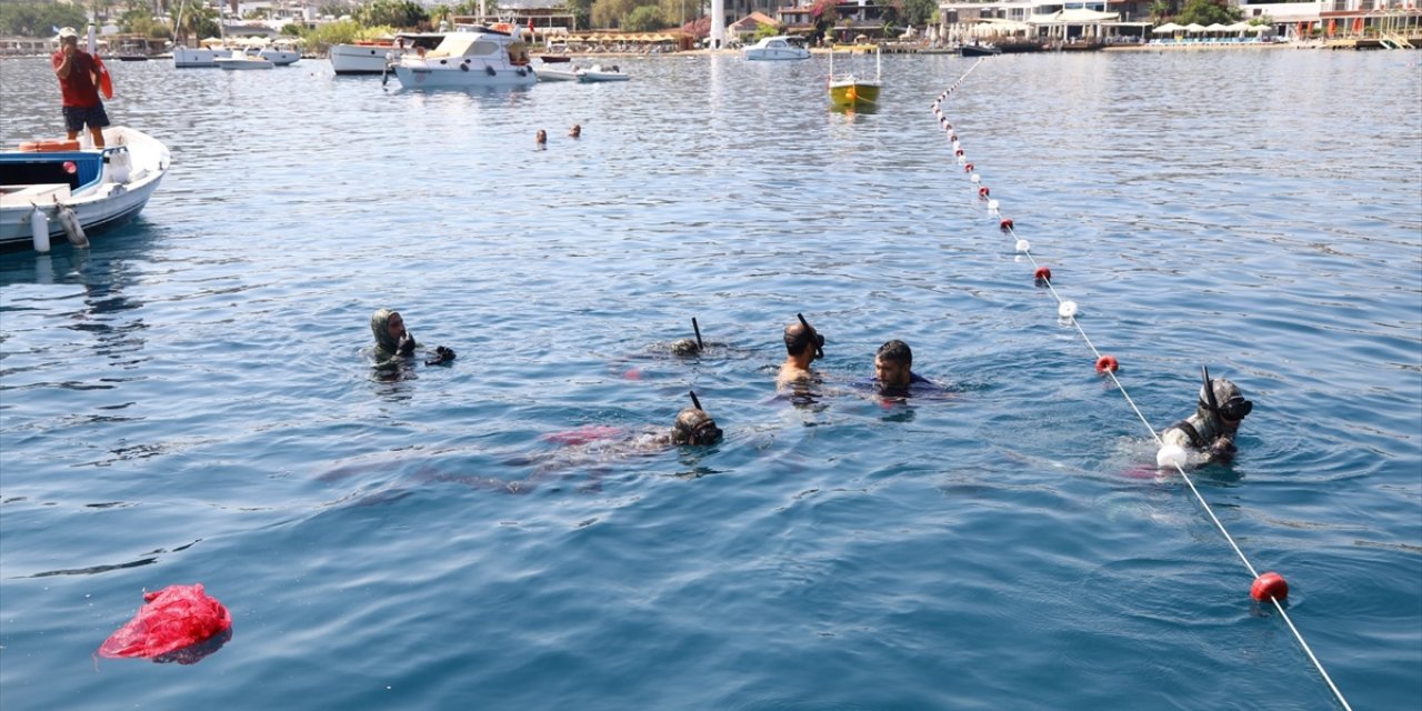 Bodrum'da dalgıçlar deniz dibinden 213 kilogram atık çıkardı