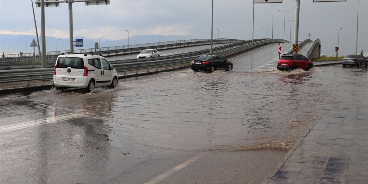 Erzurum ile Ağrı'da sağanak, Palandöken'in zirvesinde ise dolu etkili oldu