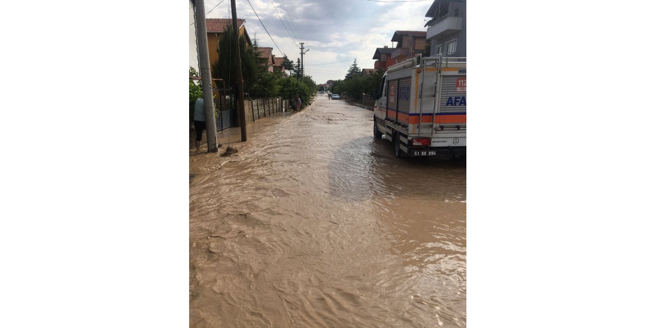 GÜNCELLEME - Niğde'de sağanak hayatı olumsuz etkiledi