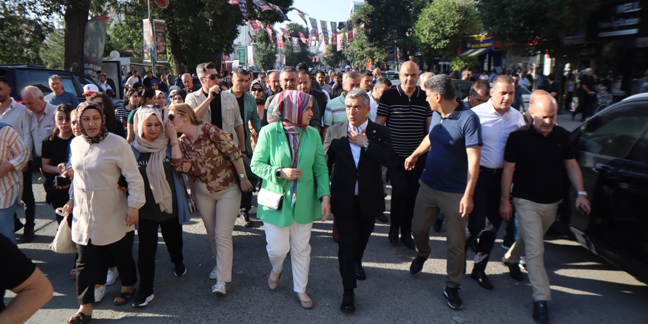 Iğdır Belediyesinin iş akdine son verdiği 204 işçi eylemlerine devam ediyor