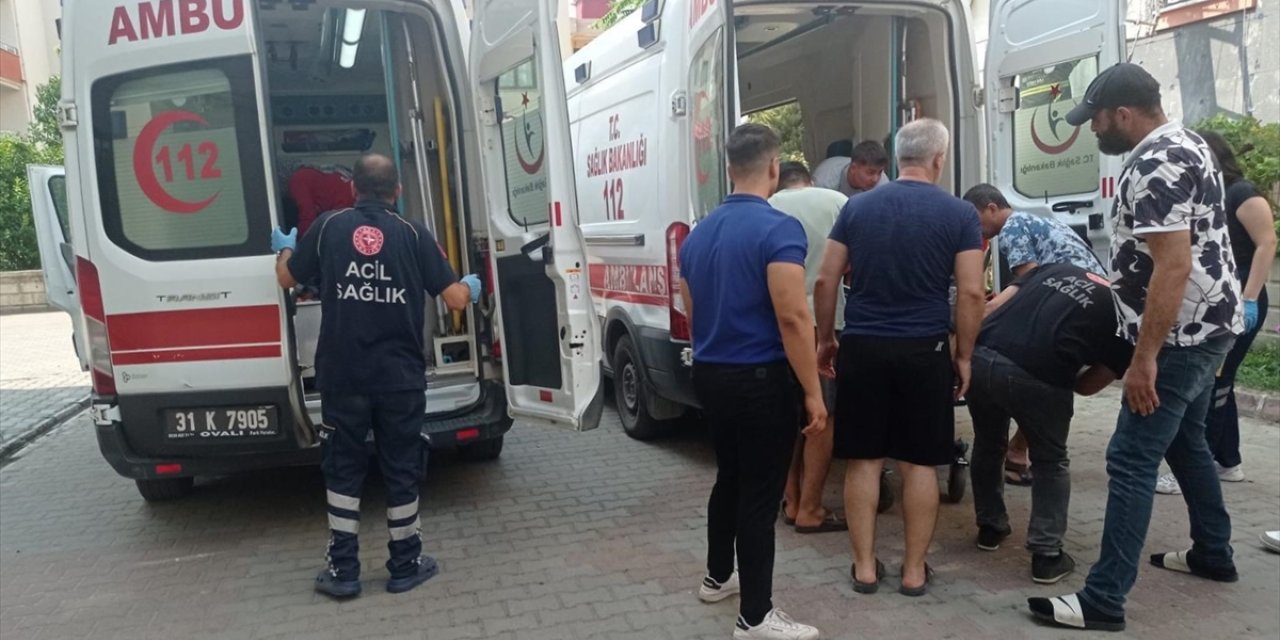 Hatay'da inşaat iskelesinden düşen 2 işçi yaralandı