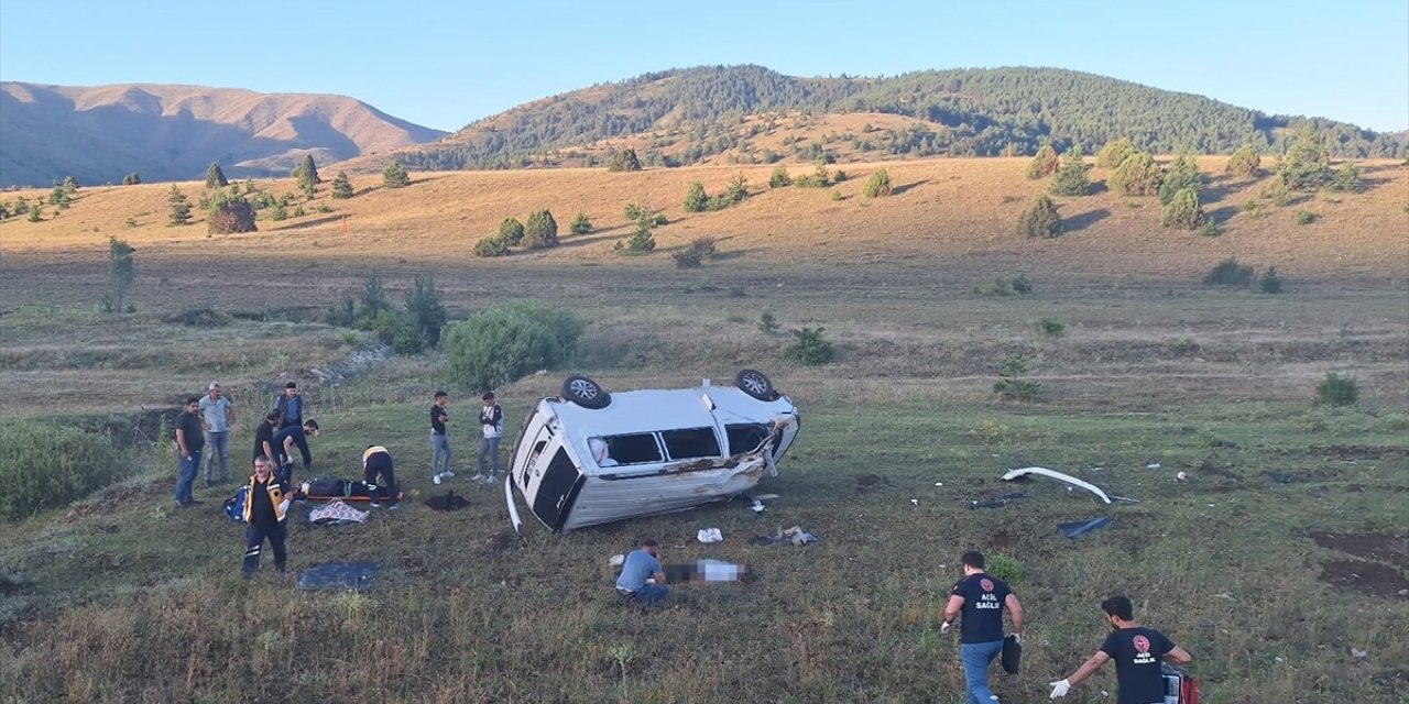 Erzincan'da minibüs devrildi, 1 kişi öldü, 6 kişi yaralandı