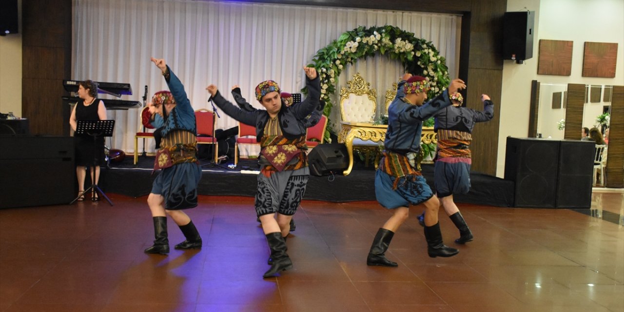 Trabzon'da piyanist gelin ve opera sanatçısı damat düğünlerinde sahne aldı