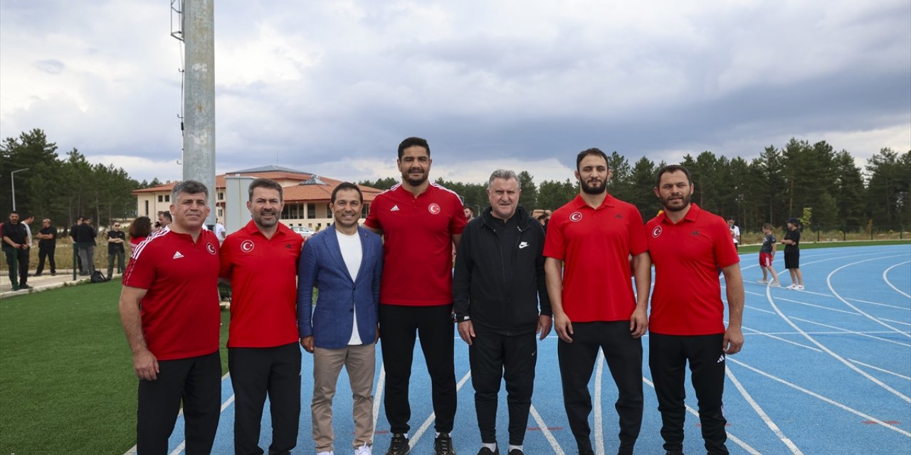 Bakan Bak, olimpiyatlara hazırlanan sporcuları ziyaret etti