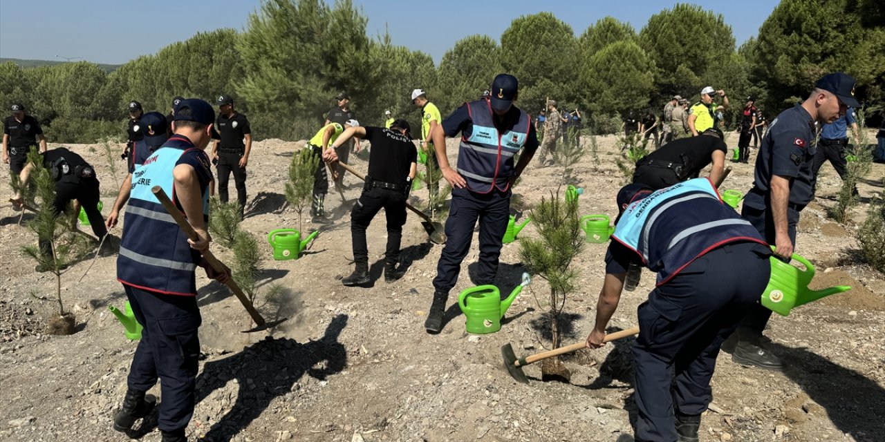 İzmir'de 15 Temmuz şehitleri için hatıra ormanı oluşturuldu